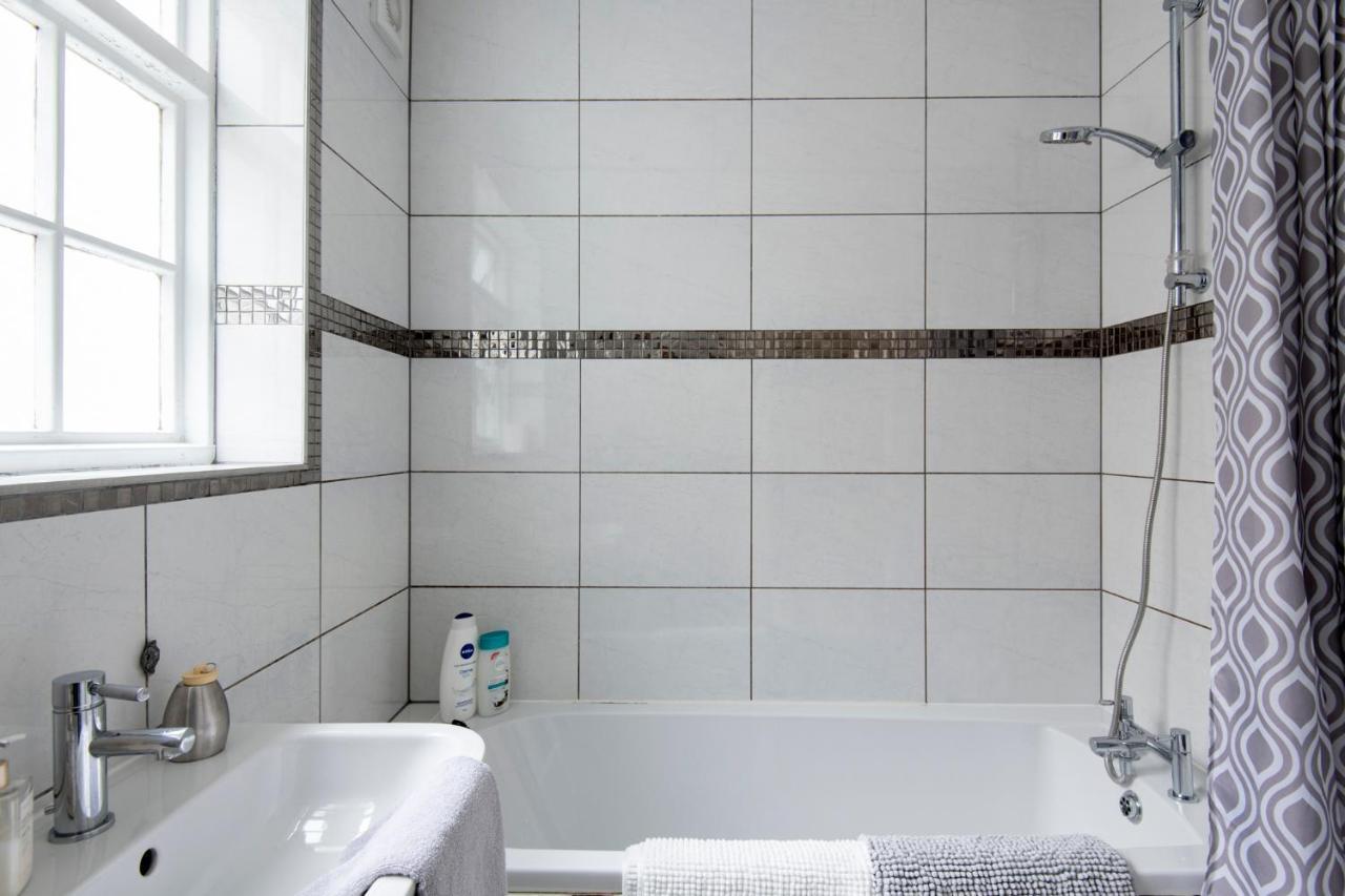 Fantastic 3 Bed Brighton House- Sleeps 6- Superfast Wifi And Garage Apartment ภายนอก รูปภาพ